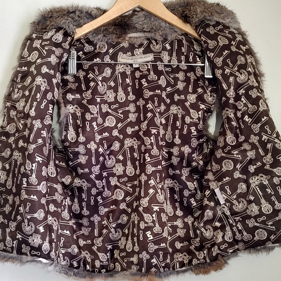 Chic Rabbit Fur Vest in Earthy Tones with Hook Closure and Pockets - Picture 4 of 9